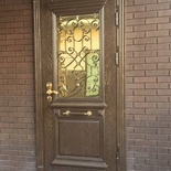 Дверь с отделкой массивом с патиной со стеклом