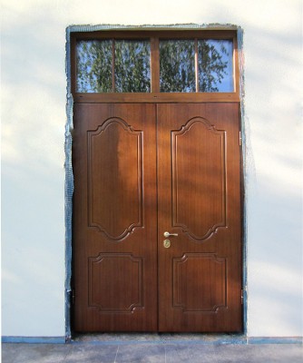 Установленная двупольная дверь с отделкой МДФ