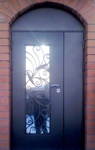 Арочная дверь с боковой фрамугой