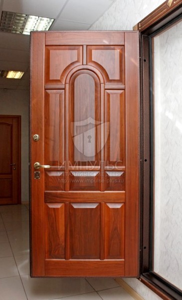 Филенчатая входная дверь