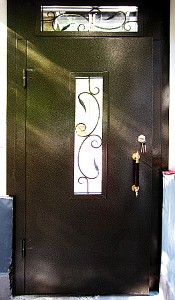 Фото двери с коваными элементами и стеклопакетом