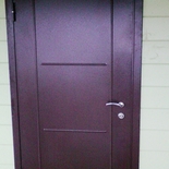 Металлическая дверь с выдавленным рисунком