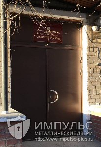 Фото установленной двустворчатой двери с порошком