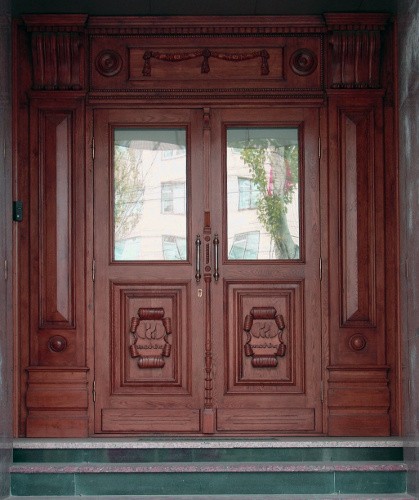 Парадная дверь с отделкой массивом
