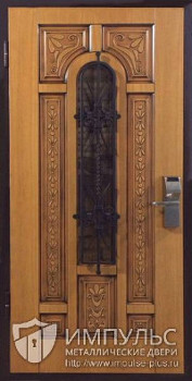 Фото двери из массива с резьбой